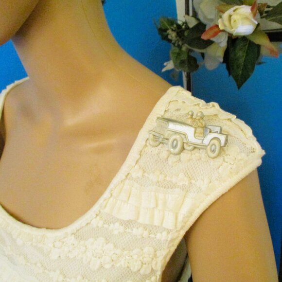 WWII MILITARY Home Front Jeep Soldiers Brooch ~ VINTAGE Military Jeep Book Piece - Picture 8 of 16